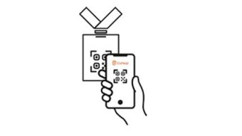 Mains tenant un téléphone en train de scanner